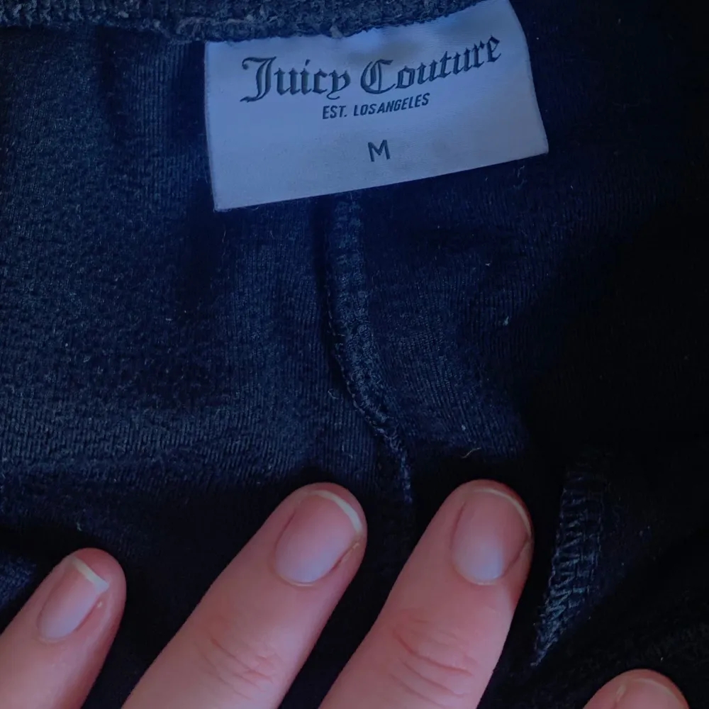 Juicy couture byxa. Använd endast enstaka gång, i fint skick. . Jeans & Byxor.