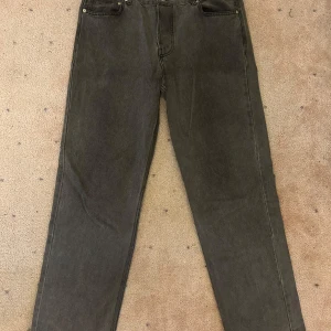 Sweet sktbs jeans - Säljer nu dessa Sweet sktbs i väldigt bra skick då dem inte kommer till använding längre. Nypris är cirka 700, mitt pris 179kr. Köpta på Junkyard.  Fraktar men möts även upp om du bor nära intill eller innanför Tullarna.