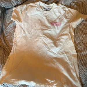 Ganni tshirt - Super snygg tshirt från Ganni, köpt på NK i Göteborg