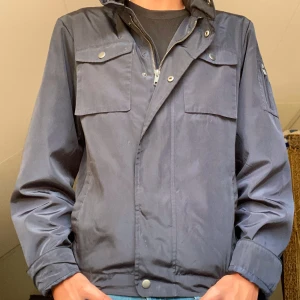 Jacka - Hej, säljer denna höst/vår jacka från Saint Vincent. Jackan är i fint skick och har inga speciella skador eller några slitage. Kontakta gärna om frågor eller prisförslag!