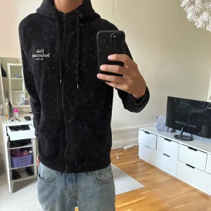 Svart peak performance zip - En peakperformance zip hoodie   Nypris 1300  Säljer eftersom den inte passar min stil 500 kr är priset, skriv vid minsta fundering Levereras samma dag