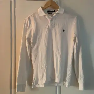 Jag säljer en vit långärmad piké med blå logga ifrån Ralph Lauren i storlek S. Den är i mycket bra skick. Nypris ca 1500kr. 