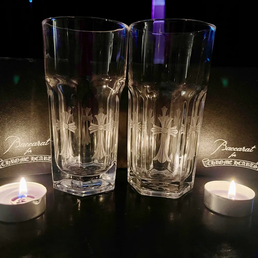 Chrome Hearts x Baccarat Highball Crystal Glasses, 2st retro i sina original förpackningar.   Lådorna har några skavanker, annars är kristallglasen i fint skick utan skråmor. Har enbart stått i ett vitrinskåp.   Obs!  Inga skambud eller dylikt.. Övrigt.