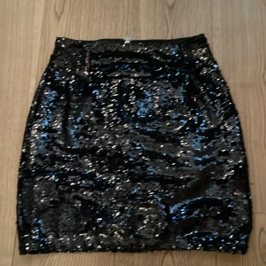 Glittrig kjol - En fin kjol med paljetter på i bra skick💕