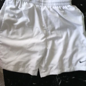  vita Nike tränings shorts.  - Vita Nike tränings shorts. Storlek m junior 