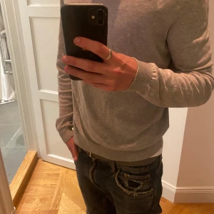 Ljus grå sweatshirt - Sweatshirt från asket som vart sparsamt använd och i mycket bra skick