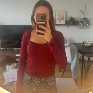 Tröja Nelly  - Röd gullig tröja från Nelly , helt oanvänd.