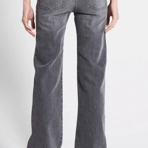 90s bootcut jeans - Jag säljer nu en jeans från lager och den är lite sönder faktiskt 