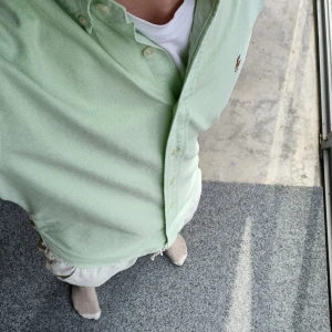 RALPH LAUREN SKJORTA - Vi säljer nu denna Ralph Lauren skjortan i en unik ljusgrön mjuk färg och fint skick. Nypris ca 1500kr vårt pris 199kr och kan diskuteras vid snabb affär. Bara att skriva om du har några funderingar🙌