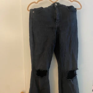 Jeans  - Jeans från salt , skulle säga att materialet är mjukare än jeans och dem är väldigt stretchiga.
