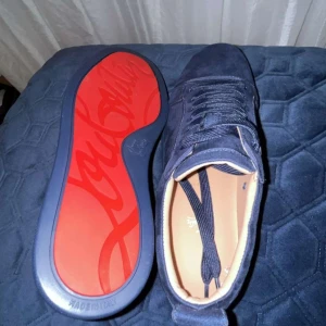 Louboutins Mörk blåa  - Detta är Mörk blåa louboutins utan spikar som är helt ny skick,inte använd och med kvitto och box.  Vänligen kom till DM om är intresserad 