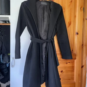 Kappa - Jättefin kappa från esprit. Lite nopprig. Går till knäna typ