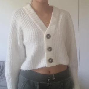 Vit kofta - Vit stickad kofta från gina strlk xxs:) knappt använd