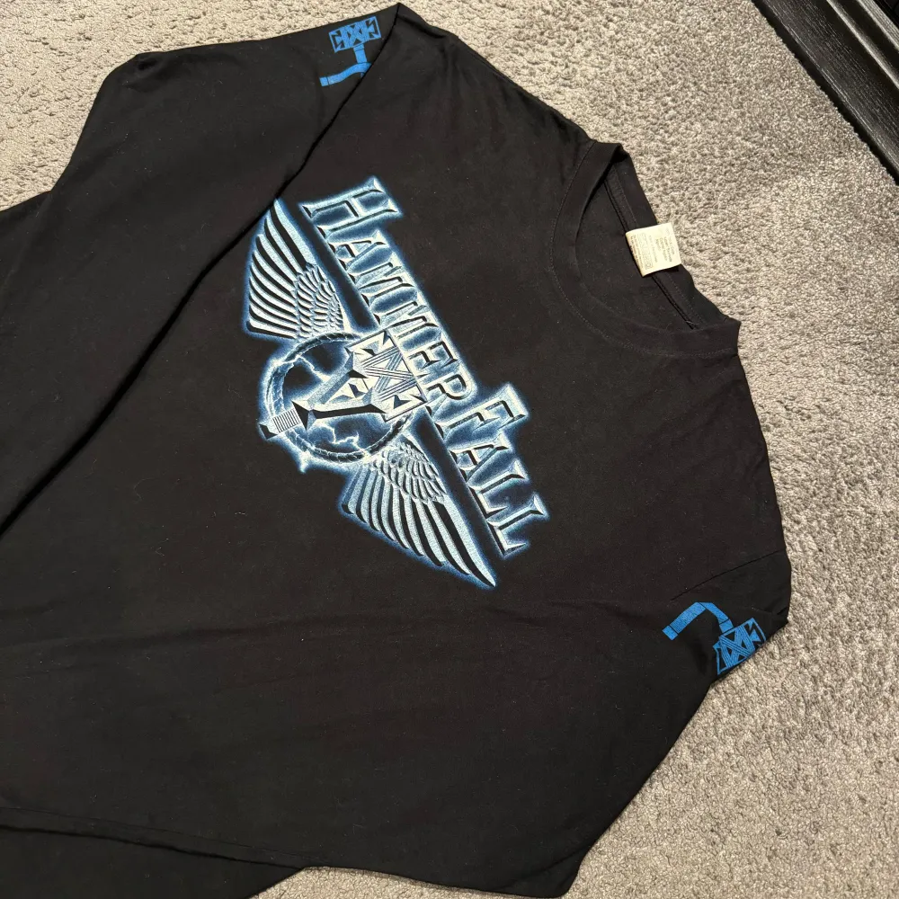 Hammerfall Threshold (Rebel Inside) Longsleeve -06!🔥  Från Albumet: Threshold -06 Märke: B&C Skick: vintage, mycket bra! Size Large Pris: 399kr  Köparen står för eventuell frakt!. Tröjor & Koftor.