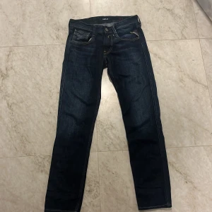 Replay Anbass st.30/32 - Mörkblå jeans modell Anbass från Replay i fint skick. 