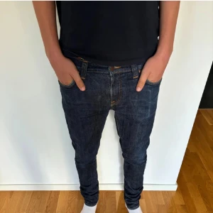 Nudie jeans - Säljer skitsnygga nudie jeans i modellen skinny lin. W30 L32. Modellen på bilden är 178cm, Jeansen är i bra skick