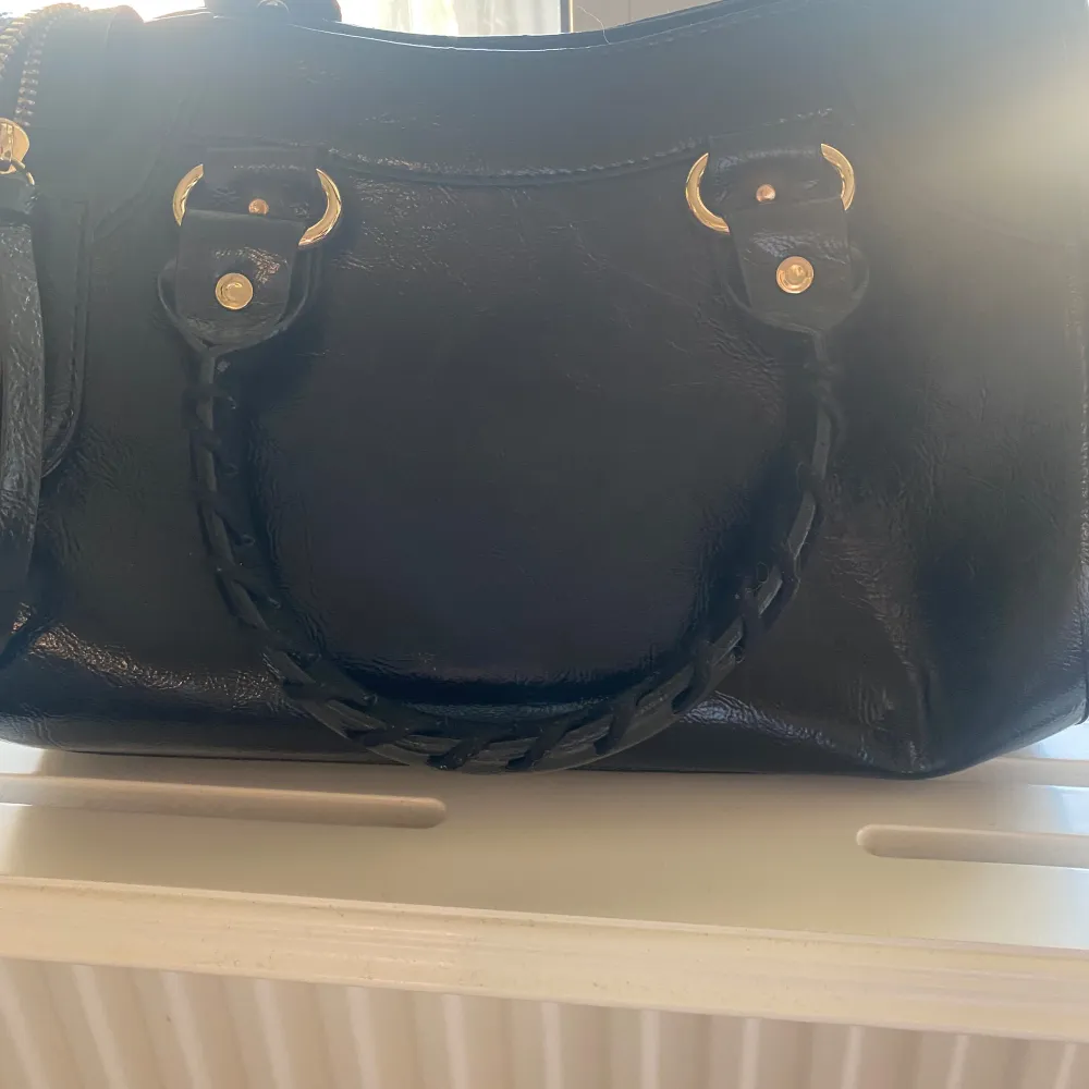 Supersnygg liknande balenciaga väska köpt för 1000. Inga defekter nyskick. **Köp görs via VINTED appen eftersom bank id fungerar inte här**  Pris kan diskuteras . Väskor.