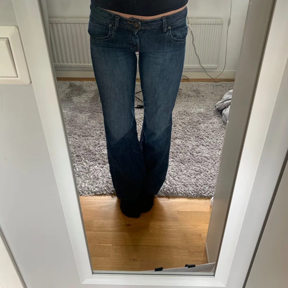 Riktigt snygga mörkblå lågmidjade jeans! Säljer då de tyvär ej passar. Så inga tecken på användning. ☺️ Midjemått tvärsöver:39 cm Innerbenslängd: 74 cm. Jeans & Byxor.