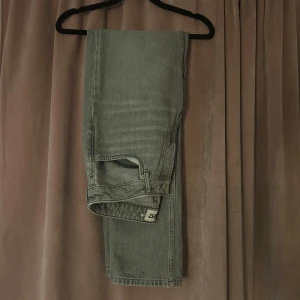 lager157 icon jeans - säljer dessa gråa jeans ifrån lager157 i modellen icon! köptes för 1 år sen och är knappt använda. nypris 400kr, säljer för 300kr men pris kan diskuteras 🥰