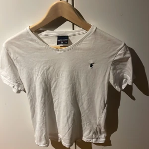Vit t-shirt från Ralph Lauren - Säljer en klassisk vit t-shirt från Ralph Lauren. Den är kortärmad och har en liten broderad logga på bröstet. Perfekt för en avslappnad stil eller som basplagg i garderoben. Passar till allt!
