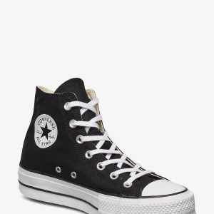 Converse - Svarta höga Converse med hög sula i storlek 39. Väldigt fint skick och användt sparsamt.  Nypris: 1100kr Mitt pris: 500kr + frakt