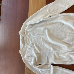 Vila tjocktröja - Fin nästan helt ny stickad vit tröja från vila❤️