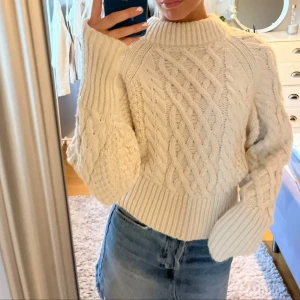 Stickad tröja  - Tjock stickad tröja från Hm i st s. Tröjan är lite högre i halsen och har långa armar😊