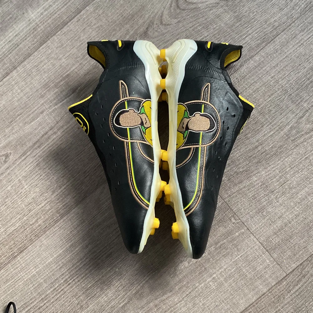 Nästan helt nya Fotbollskor, använda 1 gång för dem var alldeles för små Skon heter puma King ultimate pele och är en limited edition sko.  Skorna kostar nypris 2599kr Skriv om frågor eller mer bilder . Skor.