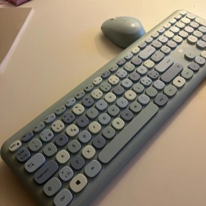 Trådlöst Tangentbord  - Trådlöst tangentbord och mus i superfint skick från Limited Label  Nypris är 400kr för detta tangentbord