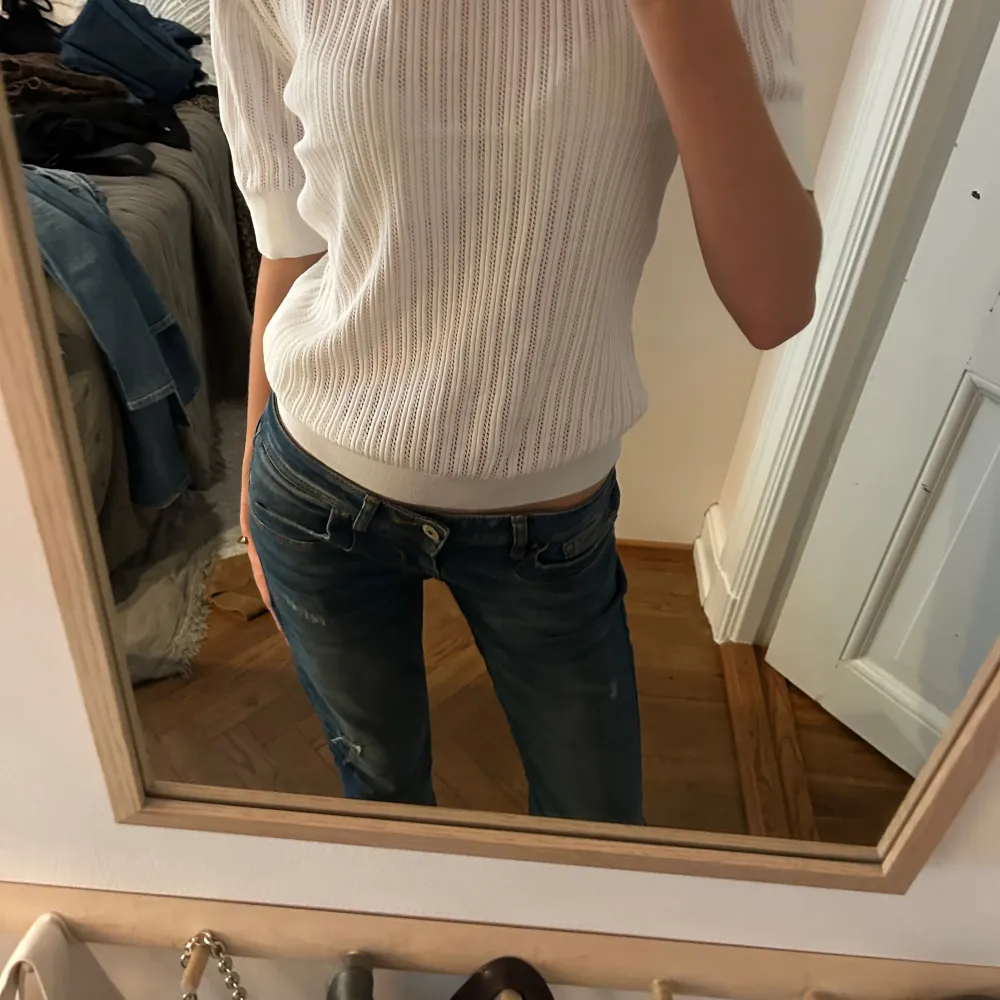 Säljer min LTB Valerie jeans i mörkblått, perfekta nu till hösten. Storlek W26 L32 Midjemått: 78 Innerbensmått: 77 cm  Pris kan diskuteras 💕. Jeans & Byxor.