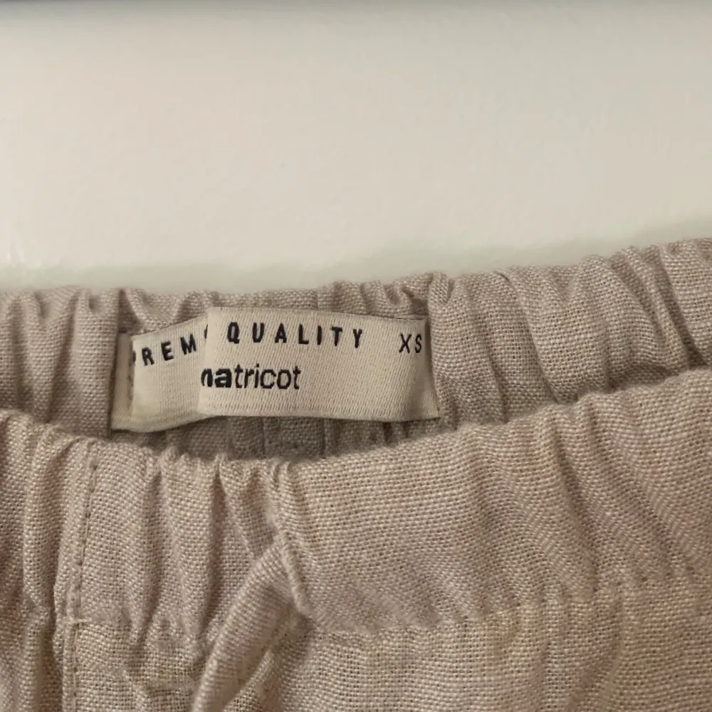 Säljer dessa jättefina linnebyxor ifrån Gina Tricot, Premium Quality. Endast använda en gång, alltså i nyskick💗 Nypris ca 400-500 kr. Jeans & Byxor.