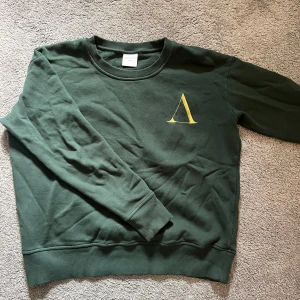 College tröja - Jättefin college tröja från Avenue. Stl xs men har en oversized passform. Säljer då den inte kommer till användning! 💕