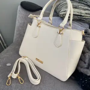 har ej använt väska som har en off-white färg! måtten till väskan:  Höjd: 24 cm  Längd: 33 cm Vidd: 11 cm  Handtag: 15 cm