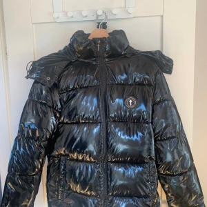 TRAPSTAR JACKA M - Säljer min TRAPSTAR jacka då jag inte längre har behov av den. Skick 10/10 Priset är ej huget i sten. 