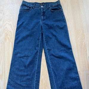Fendi jeans - Vintage Y2K Fendi jeans, köpta på Vinted! Low waist och breda bed, dessa är storlek 36 men lite större i storleken då jag som har 38 och 175 cm kan ha dessa!