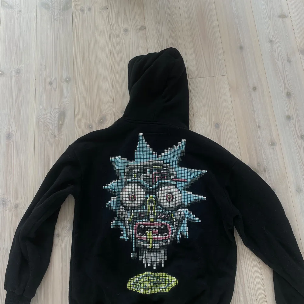 Hoodie med tryck av Rick n morty på fram och baksida Skick 8/10 Inga slitage . Hoodies.