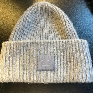 Acne mössa - Nypris 1700kr, använd sparsamt och i mkt bra skick! 