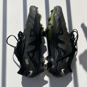 Nike mercurial vapor  - Hej säljer dessa i storleken 41 äkta såklart. Vid frågor eller funderingar hör av er, kan skickas säkert med PostNord spårbart ifall det önskas. Fast pris!
