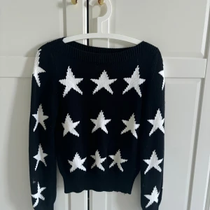 Max mara tröja - Jätte fin tröja inte använd mycket❤️ Lite tajt neder till, båthals formad   Funkar till Xs och S
