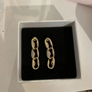 Guldiga örhängen  - Fina guldiga örhängen, använda 1 gång.