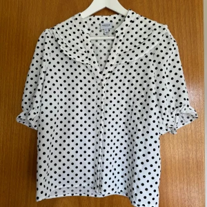 Prickig blus  - Prickig blus. Sparsamt använd. 