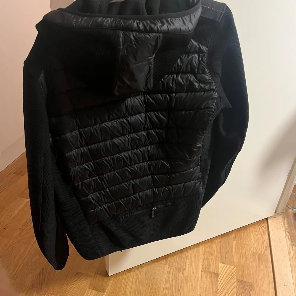 Parajumpers jacka perfekt till höst/vår. Är i väldigt bra skick som nästan helt ny. Inga skador eller något alls. Kvittot har jag ej då jag fick den i present. Hänger bara i garderoben och används ej.   Storlek S men passar också M . Jackor.