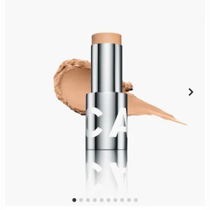 Smink - Säljer ett bb-stick från caia. Endast testad på handen!  Säljer för att jag köpte fel färg💕