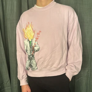 Tjocktröja - Ljuslila tjocktröja från Junyard med tryck. Köpt flera år sen, bra skick!