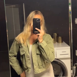 Grön croppad jacka - Säljer en snygg grön jacka från Zara. Perfekt för vår och höst 🤍