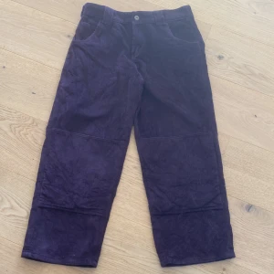 Dickies Manchester byxor - Säljer ett par Dickies Manchester byxor då dom inte passar längre. Har använts ett fåtal gånger, skick 9/10. Är kort i model, om du är typ 155cm passar dom nog. hör av dig vid fler frågor eller bilder😁orginal pris 749 SEK😃