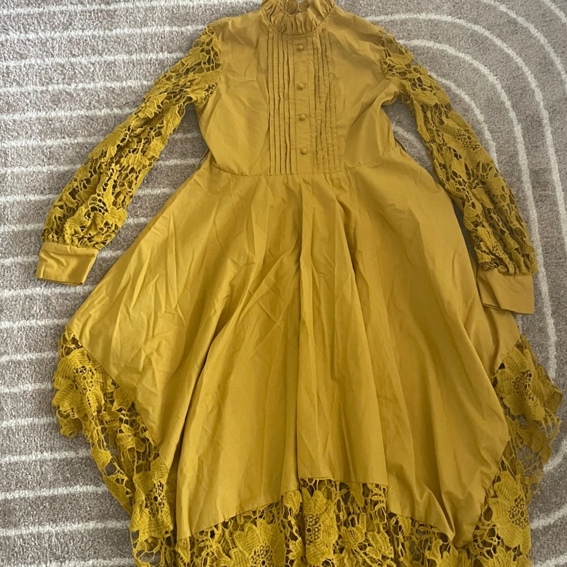 Gul klänning 