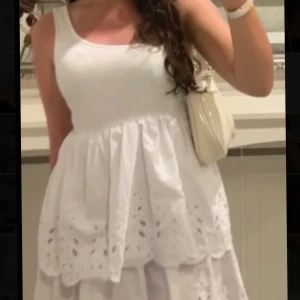 Vit sommarklänning - zara  - Supergullig vit sommarklänning från zara, enaxel, Storlek S, en aning fläckig men kan gå bort med medel, slutsåld, bara använt 3 gånger! Ordinarie pris: 369 kr!😚😚