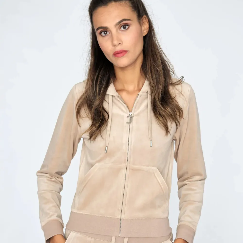 Säljer min zip-hoodie från Juicy Couture i färgen Warm Taupe. Den har några små fläckar(se bild 5) men inget man märker av mycket! Ordinarie pris: 1300, säljer för 200kr + frakt, priset kan även diskuteras!😊. Tröjor & Koftor.