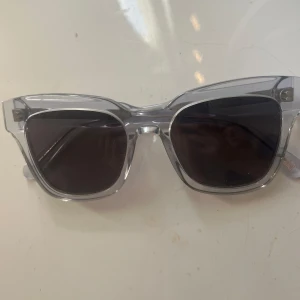 Chimi 005 - Solglasögon från Chimi i modellen 005, färg Litchi. Använda men fortfarande i bra skick! Gammal modell och färg som inte säljs längre